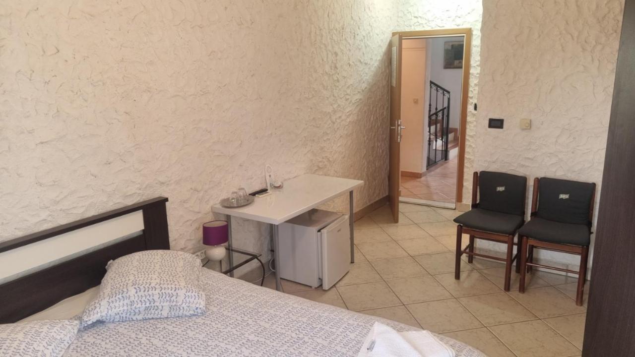 روفينج B&B Feral المظهر الخارجي الصورة